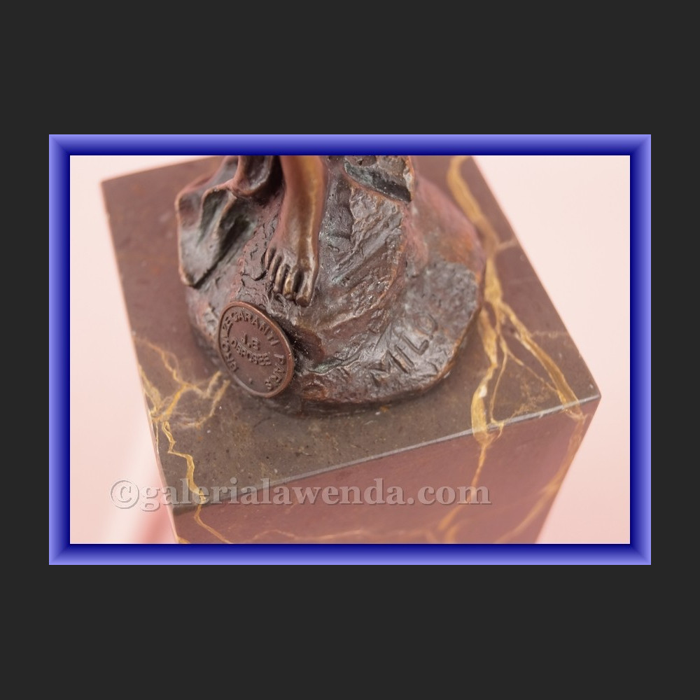 Rzeźba z brązu tancerka śliczna kobiera z chustą