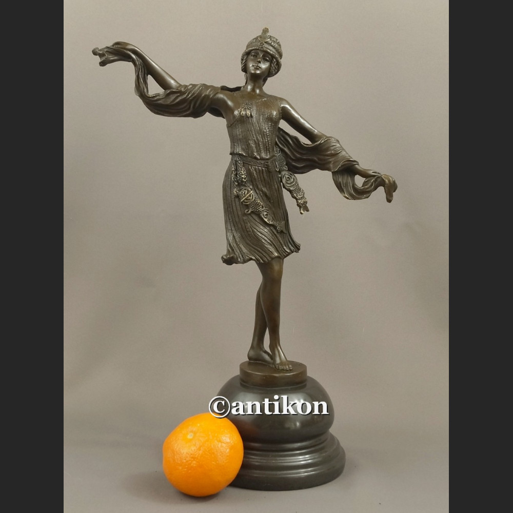 Rzeźba z brązu śliczna tancerka w stylu wschodnim 