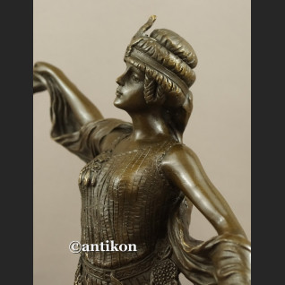 Rzeźba z brązu śliczna tancerka w stylu wschodnim 