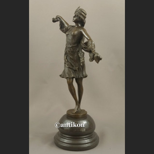 Rzeźba z brązu śliczna tancerka w stylu wschodnim 