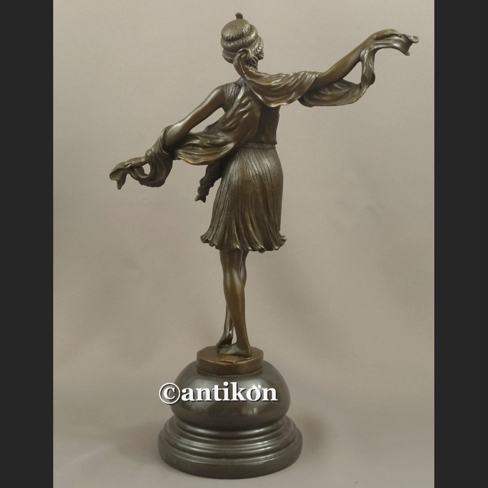 Rzeźba z brązu śliczna tancerka w stylu wschodnim 