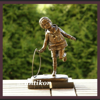 PRZEUROCZA RZEŹBA CHŁOPCZYK BAWIĄCY SIĘ KOŁEM BRĄZ