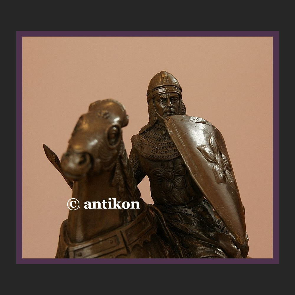 Figura z brązu rycerz w zbroi na koniu kunsztowna rzeźba prawdziwy brąz Figura z brązu rycerz w zbroi na koniu kunsztowna rzeźba prawdziwy brąz