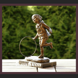 PRZEUROCZA RZEŹBA CHŁOPCZYK BAWIĄCY SIĘ KOŁEM BRĄZ