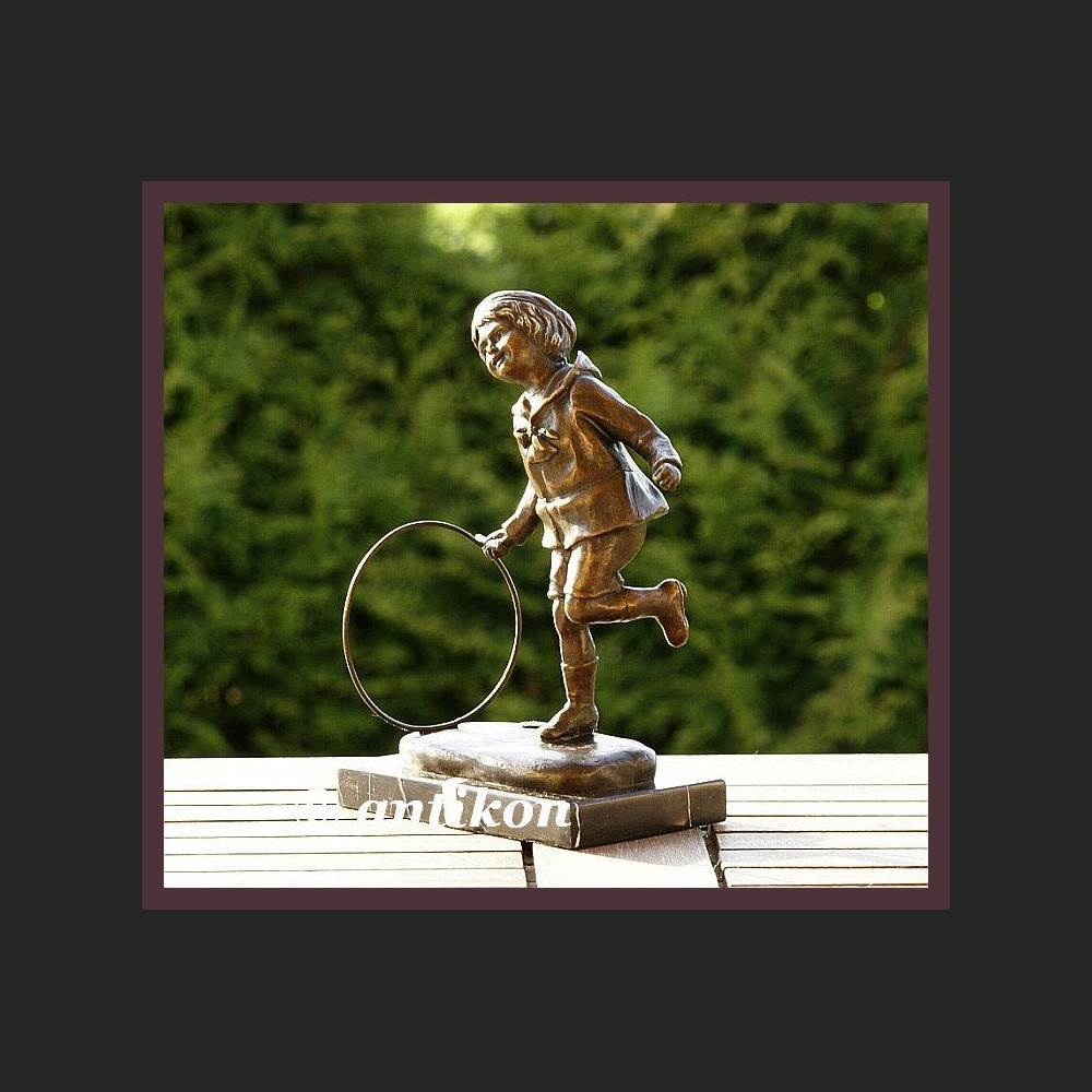 PRZEUROCZA RZEŹBA CHŁOPCZYK BAWIĄCY SIĘ KOŁEM BRĄZ