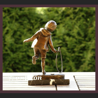 PRZEUROCZA RZEŹBA CHŁOPCZYK BAWIĄCY SIĘ KOŁEM BRĄZ