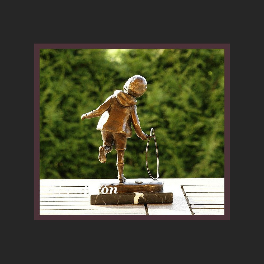 PRZEUROCZA RZEŹBA CHŁOPCZYK BAWIĄCY SIĘ KOŁEM BRĄZ