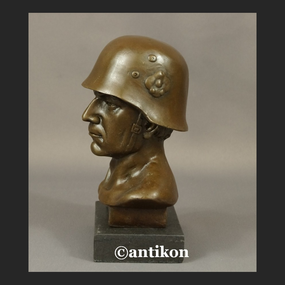 Figurka z brązu popiersie żołnierz w hełmie Figurka z brązu popiersie żołnierz w hełmie