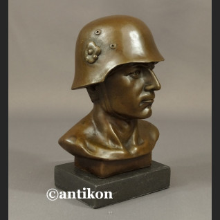 Figurka z brązu popiersie żołnierz w hełmie Figurka z brązu popiersie żołnierz w hełmie