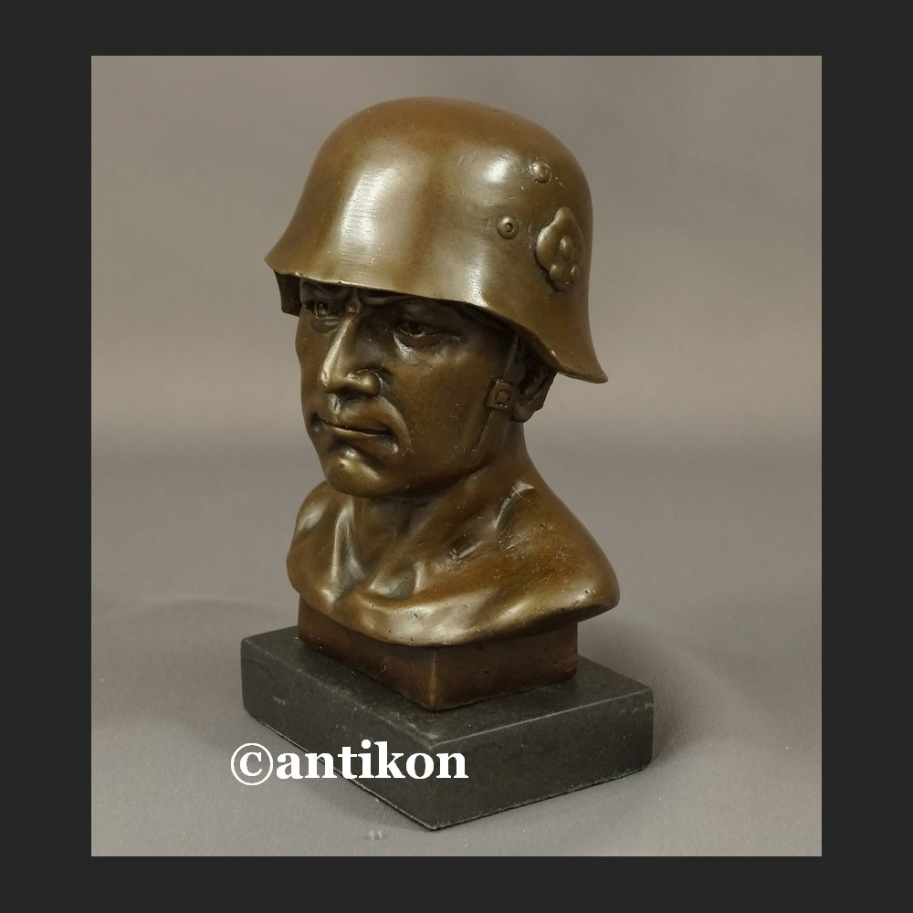 Figurka z brązu popiersie żołnierz w hełmie Figurka z brązu popiersie żołnierz w hełmie