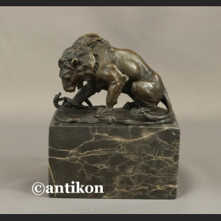 Lew walczący z wężem rzeźba 