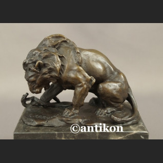 Lew walczący z wężem rzeźba Lew walczący z wężem rzeźba