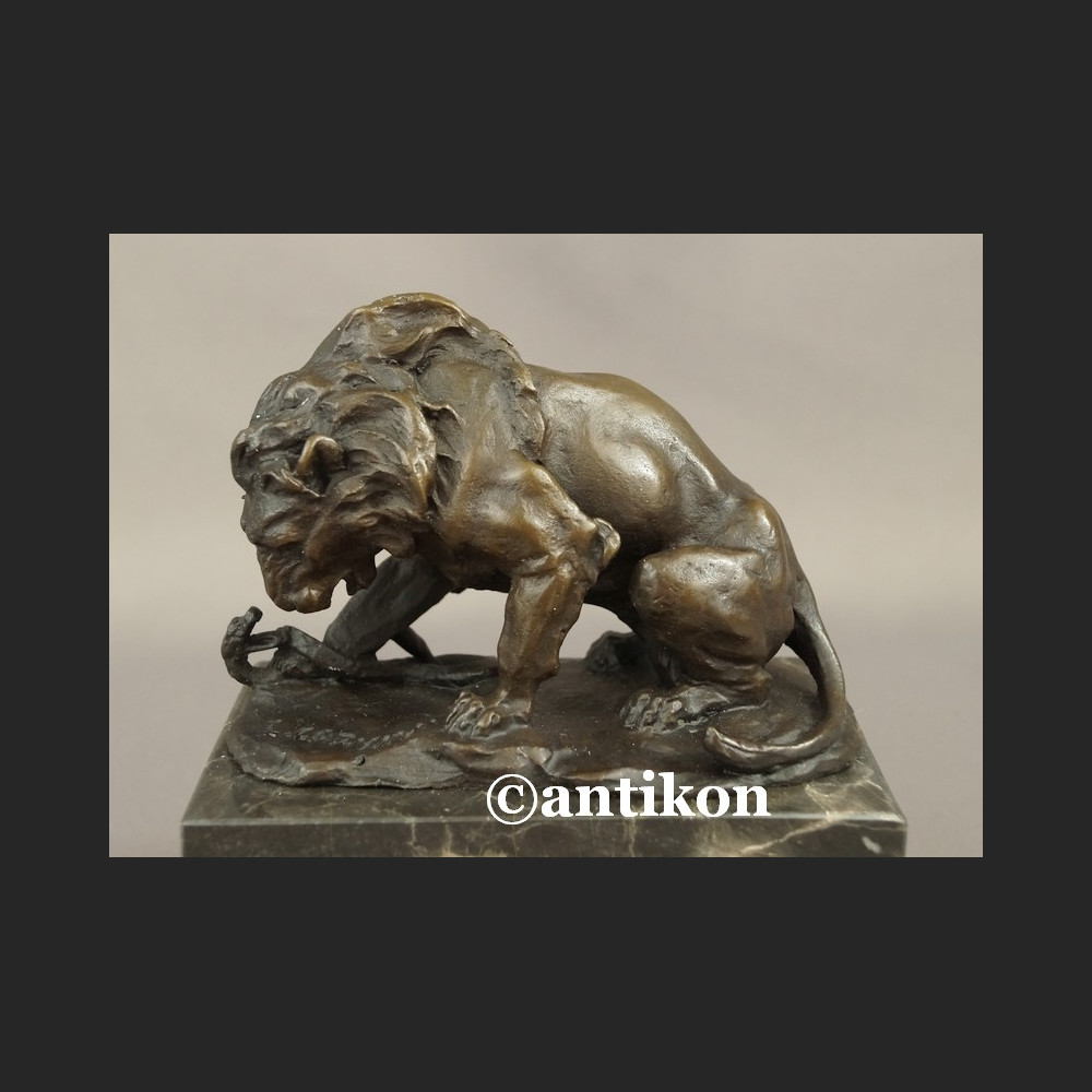 Lew walczący z wężem rzeźba Lew walczący z wężem rzeźba