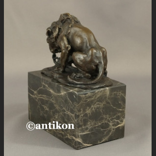 Lew walczący z wężem rzeźba Lew walczący z wężem rzeźba