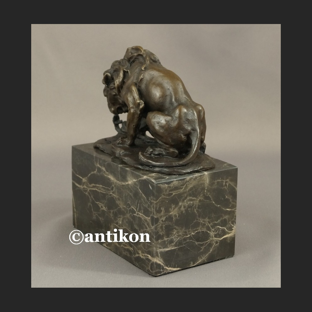 Lew walczący z wężem rzeźba Lew walczący z wężem rzeźba