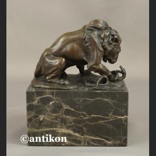 Lew walczący z wężem rzeźba Lew walczący z wężem rzeźba