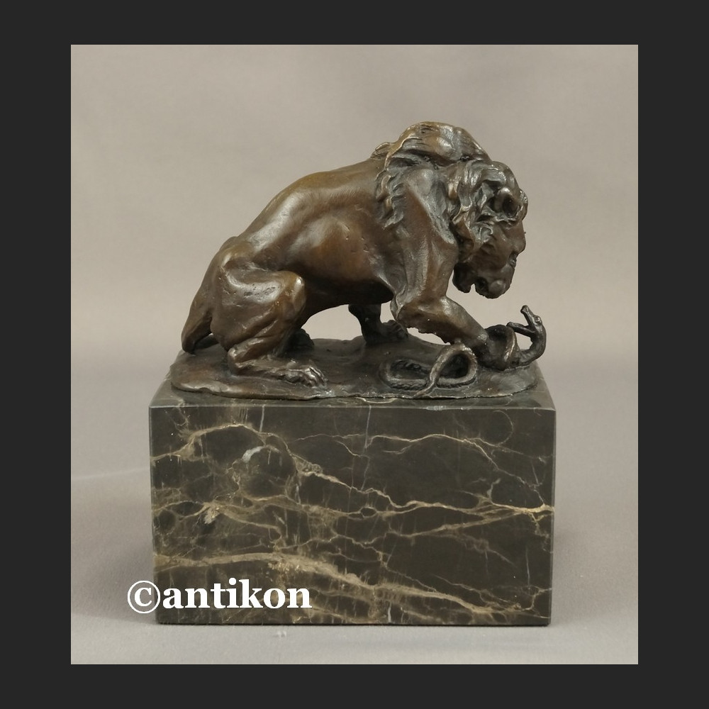 Lew walczący z wężem rzeźba Lew walczący z wężem rzeźba