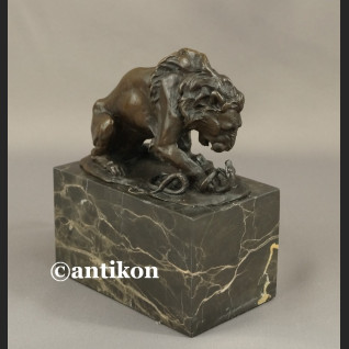 Lew walczący z wężem rzeźba Lew walczący z wężem rzeźba