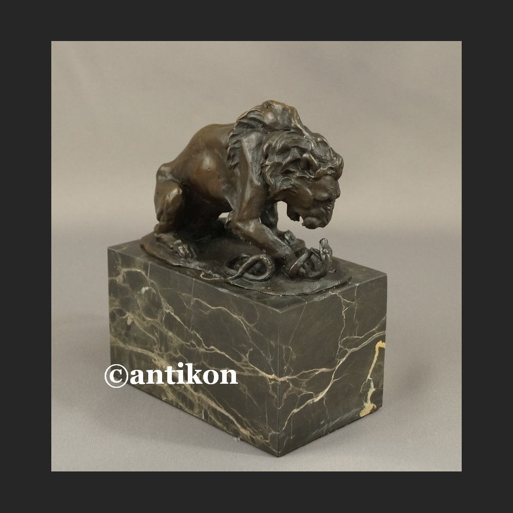 Lew walczący z wężem rzeźba Lew walczący z wężem rzeźba