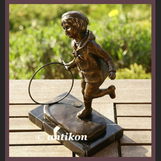 PRZEUROCZA RZEŹBA CHŁOPCZYK BAWIĄCY SIĘ KOŁEM BRĄZ