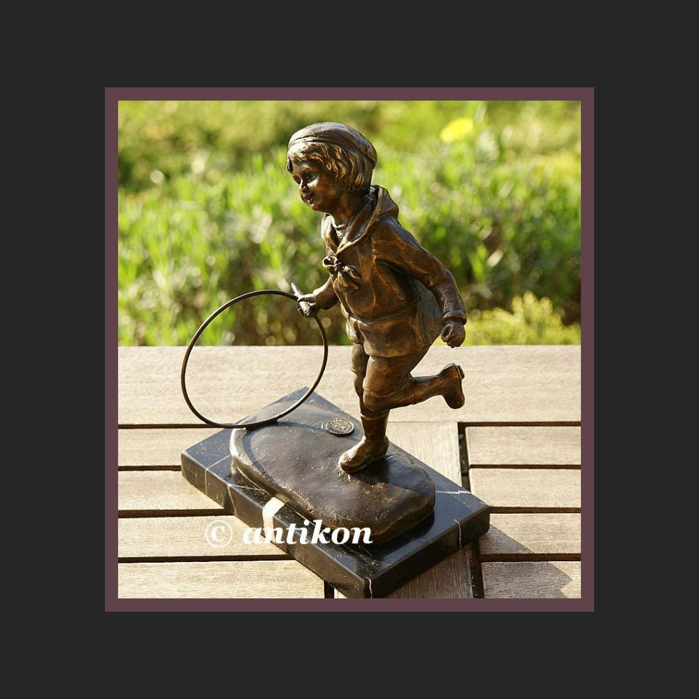 PRZEUROCZA RZEŹBA CHŁOPCZYK BAWIĄCY SIĘ KOŁEM BRĄZ