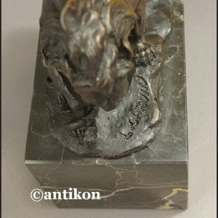 Lew walczący z wężem rzeźba Lew walczący z wężem rzeźba