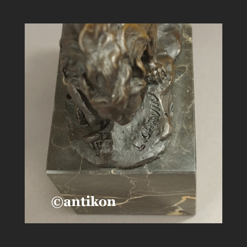 Lew walczący z wężem rzeźba Lew walczący z wężem rzeźba