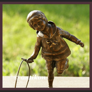 PRZEUROCZA RZEŹBA CHŁOPCZYK BAWIĄCY SIĘ KOŁEM BRĄZ