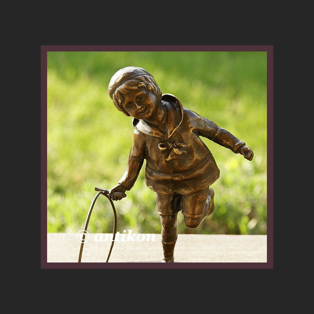 PRZEUROCZA RZEŹBA CHŁOPCZYK BAWIĄCY SIĘ KOŁEM BRĄZ