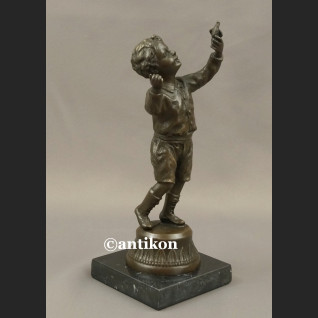 Figurka z brązu mały chłopiec i ptaszek wspaniała rzeźba 