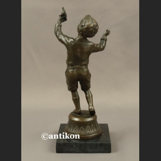 Figurka z brązu mały chłopiec i ptaszek wspaniała rzeźba 