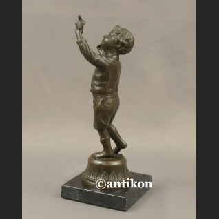 Figurka z brązu mały chłopiec i ptaszek wspaniała rzeźba 