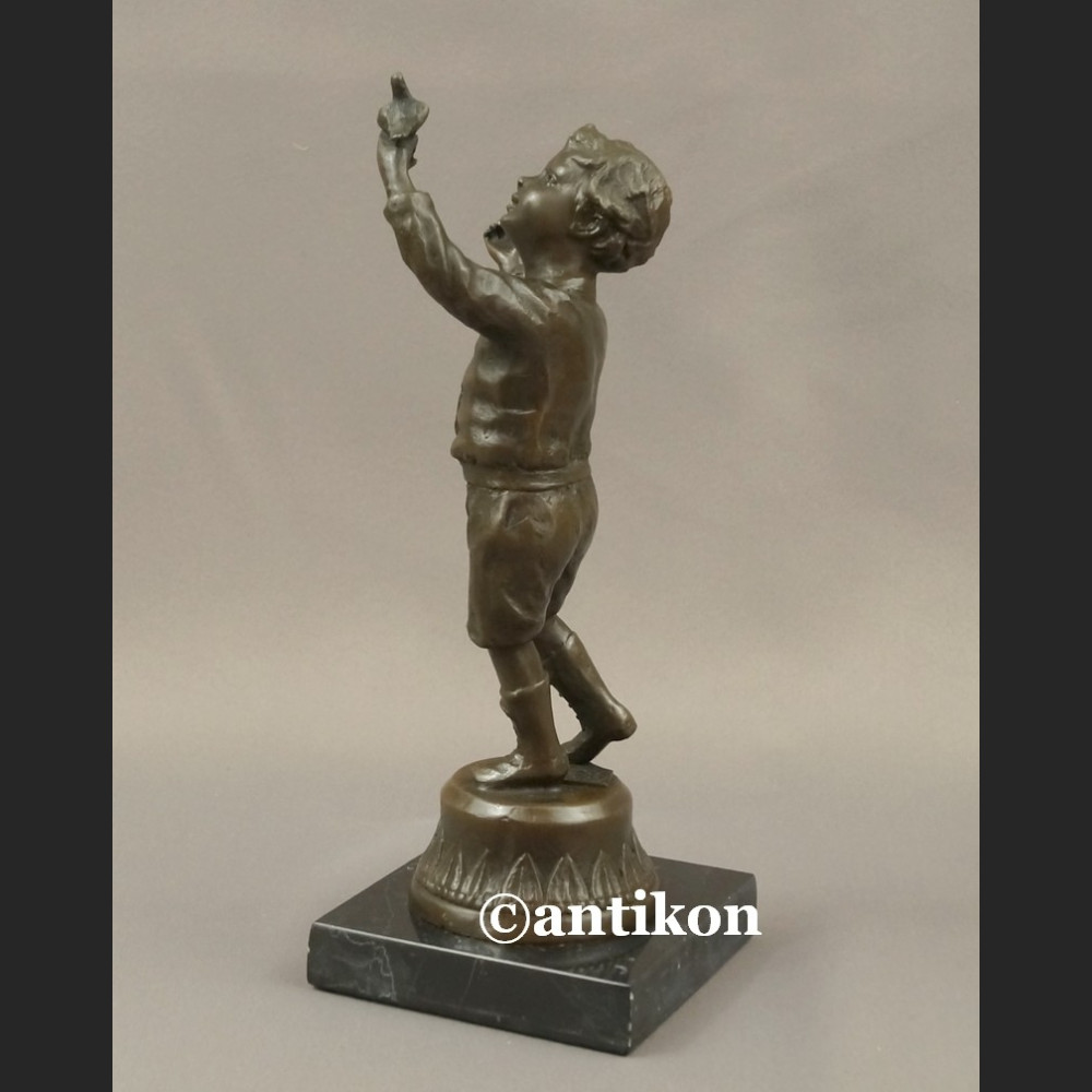 Figurka z brązu mały chłopiec i ptaszek wspaniała rzeźba 