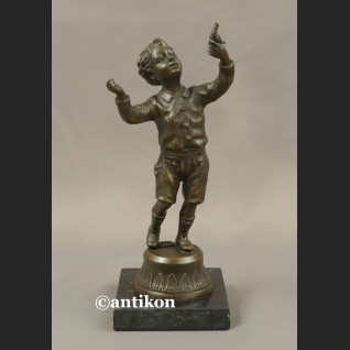 Figurka z brązu mały chłopiec i ptaszek wspaniała rzeźba 