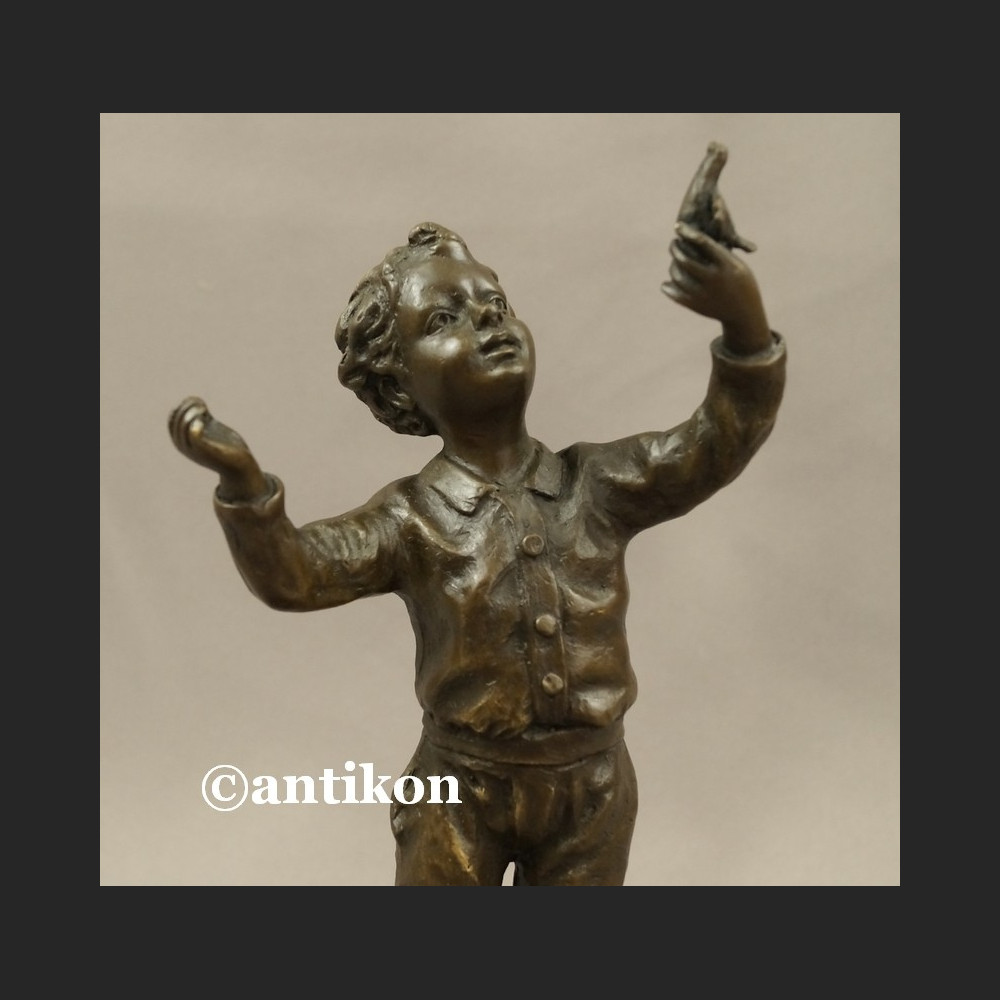 Figurka z brązu mały chłopiec i ptaszek wspaniała rzeźba 