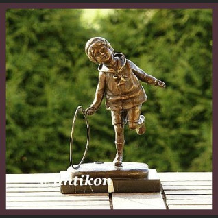 PRZEUROCZA RZEŹBA CHŁOPCZYK BAWIĄCY SIĘ KOŁEM BRĄZ