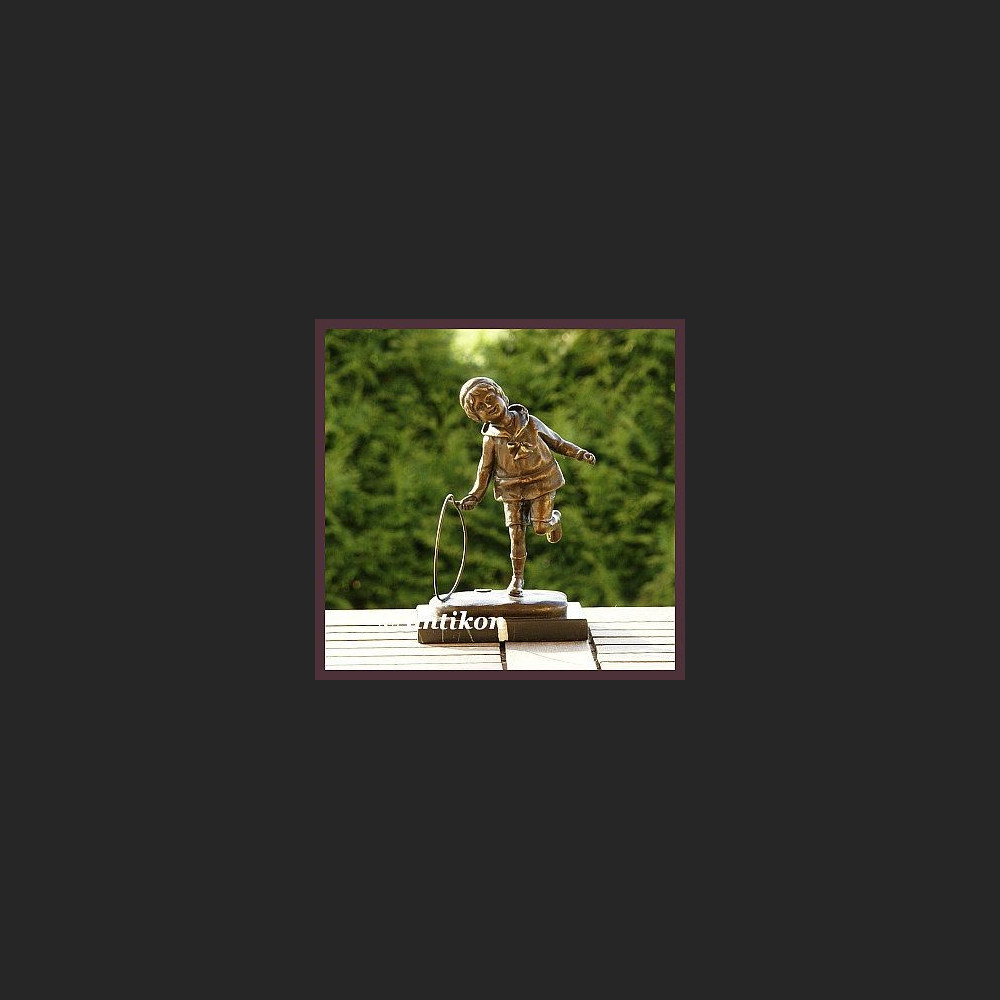 PRZEUROCZA RZEŹBA CHŁOPCZYK BAWIĄCY SIĘ KOŁEM BRĄZ