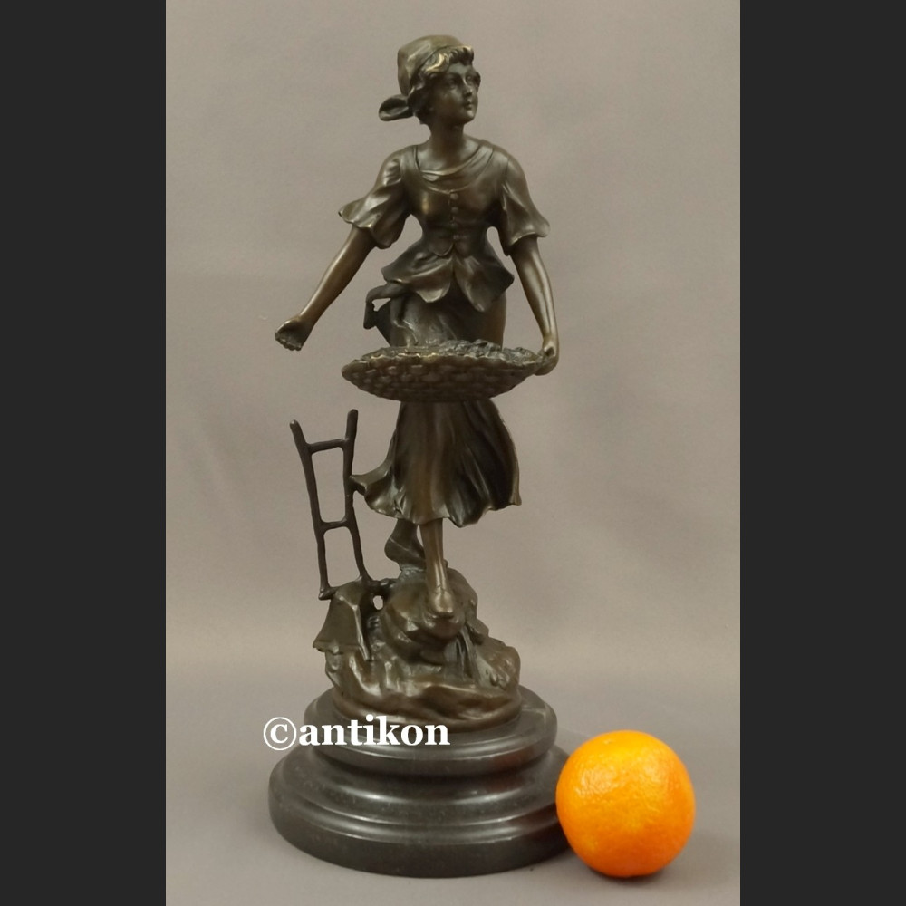 Rzeźba z brązu Ogrodniczka dziewczyna z koszem piękna figurka