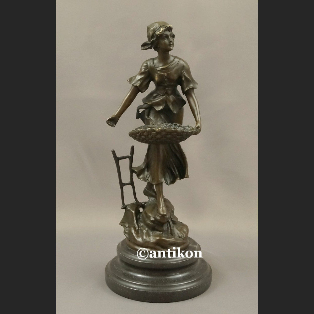 Rzeźba z brązu Ogrodniczka dziewczyna z koszem piękna figurka