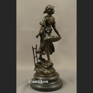 Rzeźba z brązu Ogrodniczka dziewczyna z koszem piękna figurka