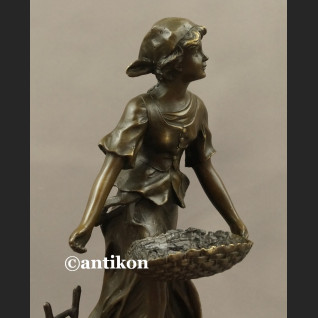 Rzeźba z brązu Ogrodniczka dziewczyna z koszem piękna figurka