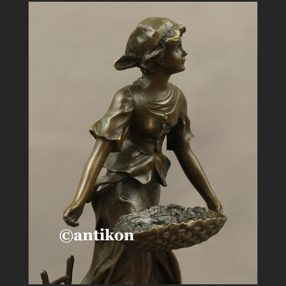 Rzeźba z brązu Ogrodniczka dziewczyna z koszem piękna figurka