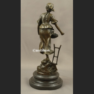 Rzeźba z brązu Ogrodniczka dziewczyna z koszem piękna figurka