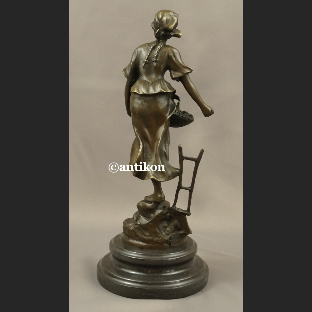 Rzeźba z brązu Ogrodniczka dziewczyna z koszem piękna figurka