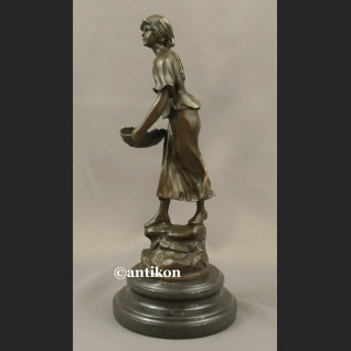 Rzeźba z brązu Ogrodniczka dziewczyna z koszem piękna figurka