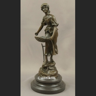 Rzeźba z brązu Ogrodniczka dziewczyna z koszem piękna figurka