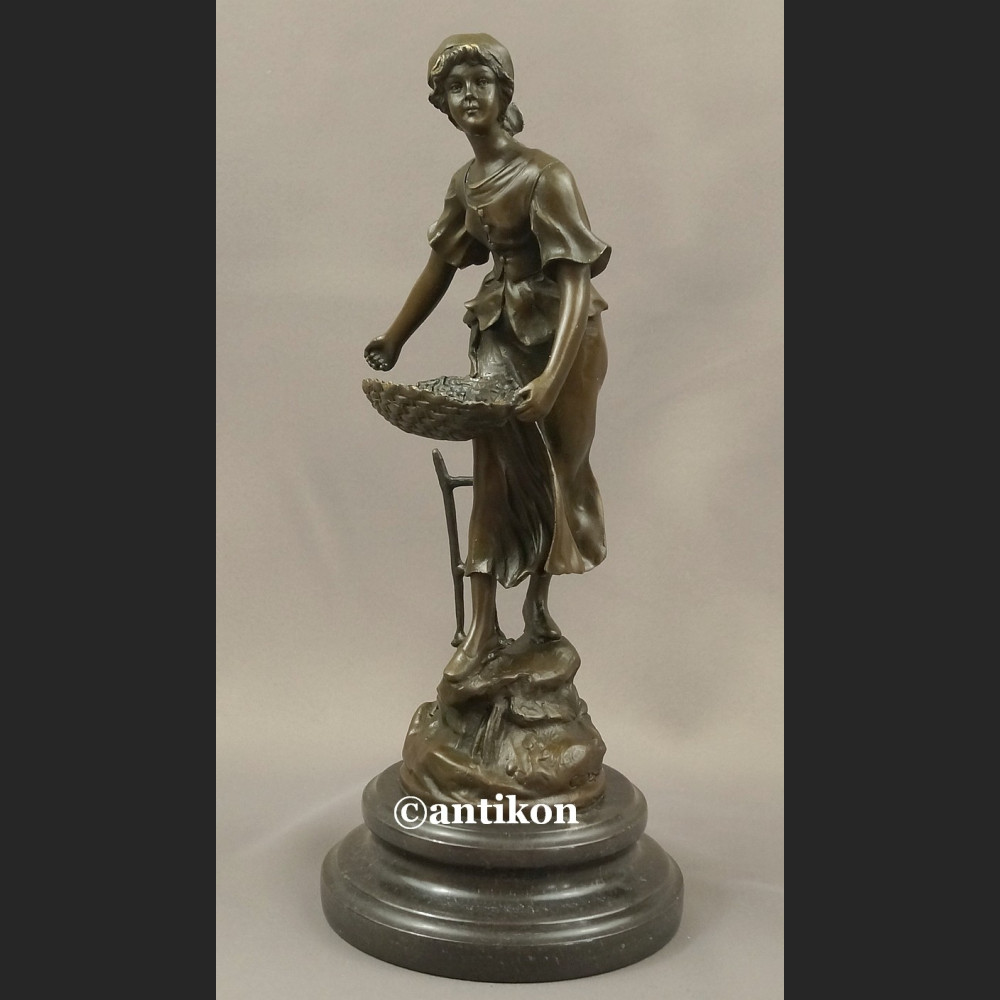 Rzeźba z brązu Ogrodniczka dziewczyna z koszem piękna figurka