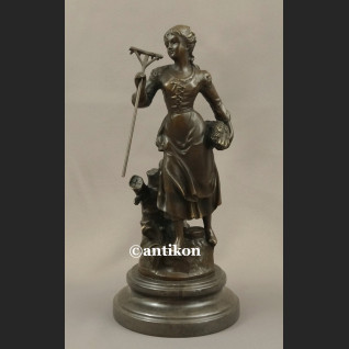 Rzeźba z brązu Żniwiarka dziewczyna z grabiami piękna figurka