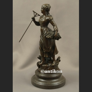 Rzeźba z brązu Żniwiarka dziewczyna z grabiami piękna figurka Rzeźba z brązu Żniwiarka dziewczyna z grabiami piękna figurka