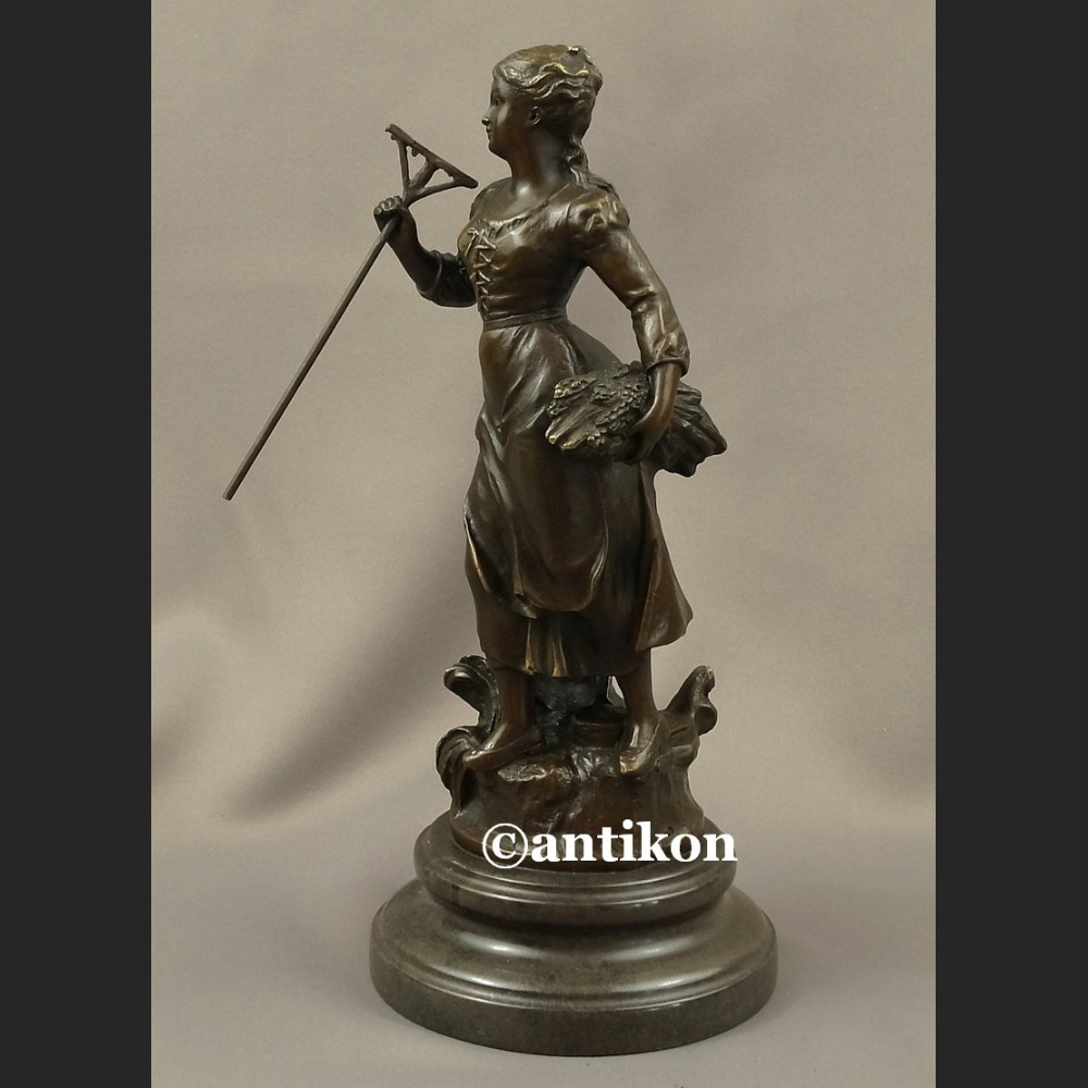 Rzeźba z brązu Żniwiarka dziewczyna z grabiami piękna figurka Rzeźba z brązu Żniwiarka dziewczyna z grabiami piękna figurka